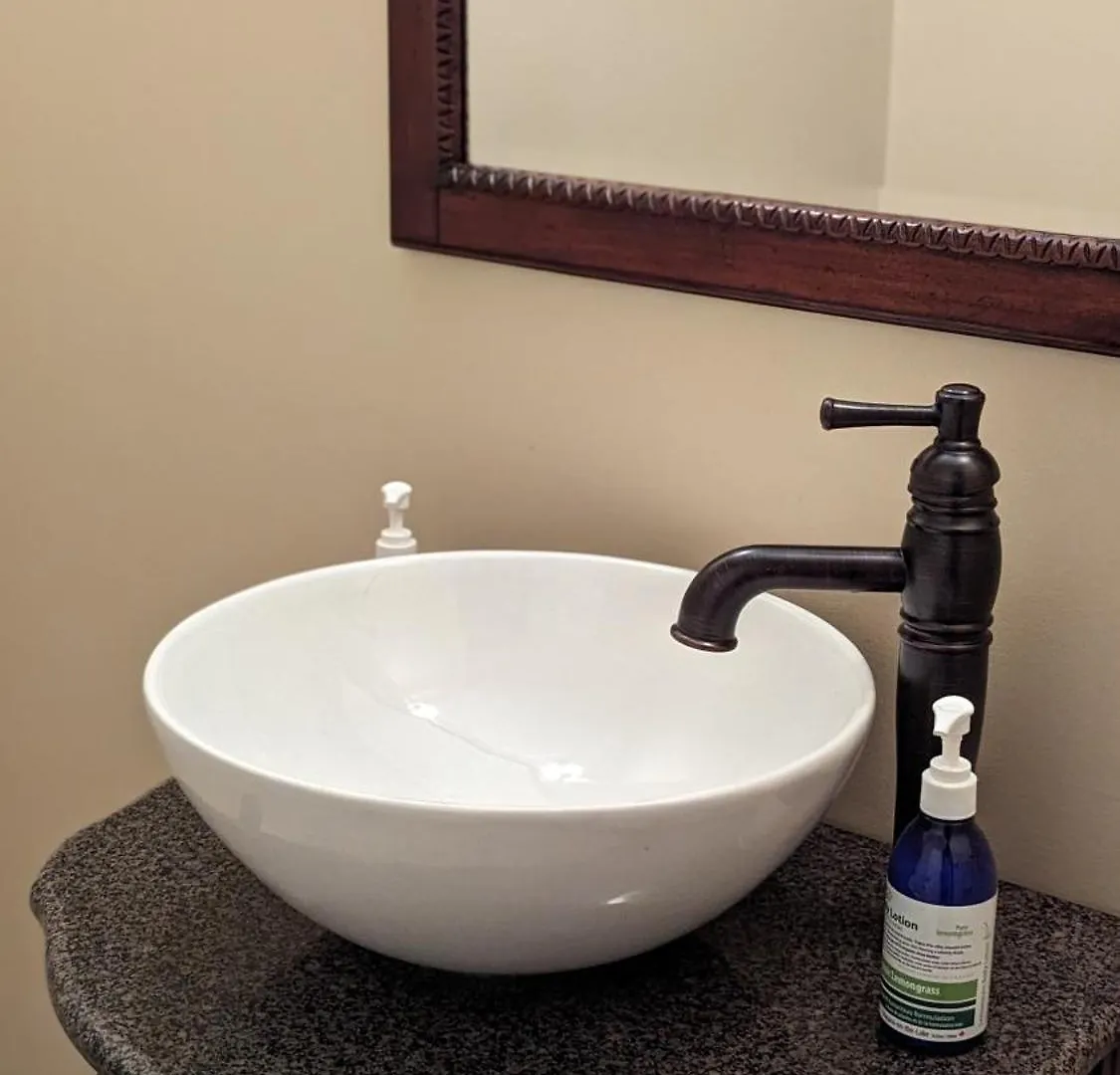 Niagara Creekside B&B - Waterfront Suite
